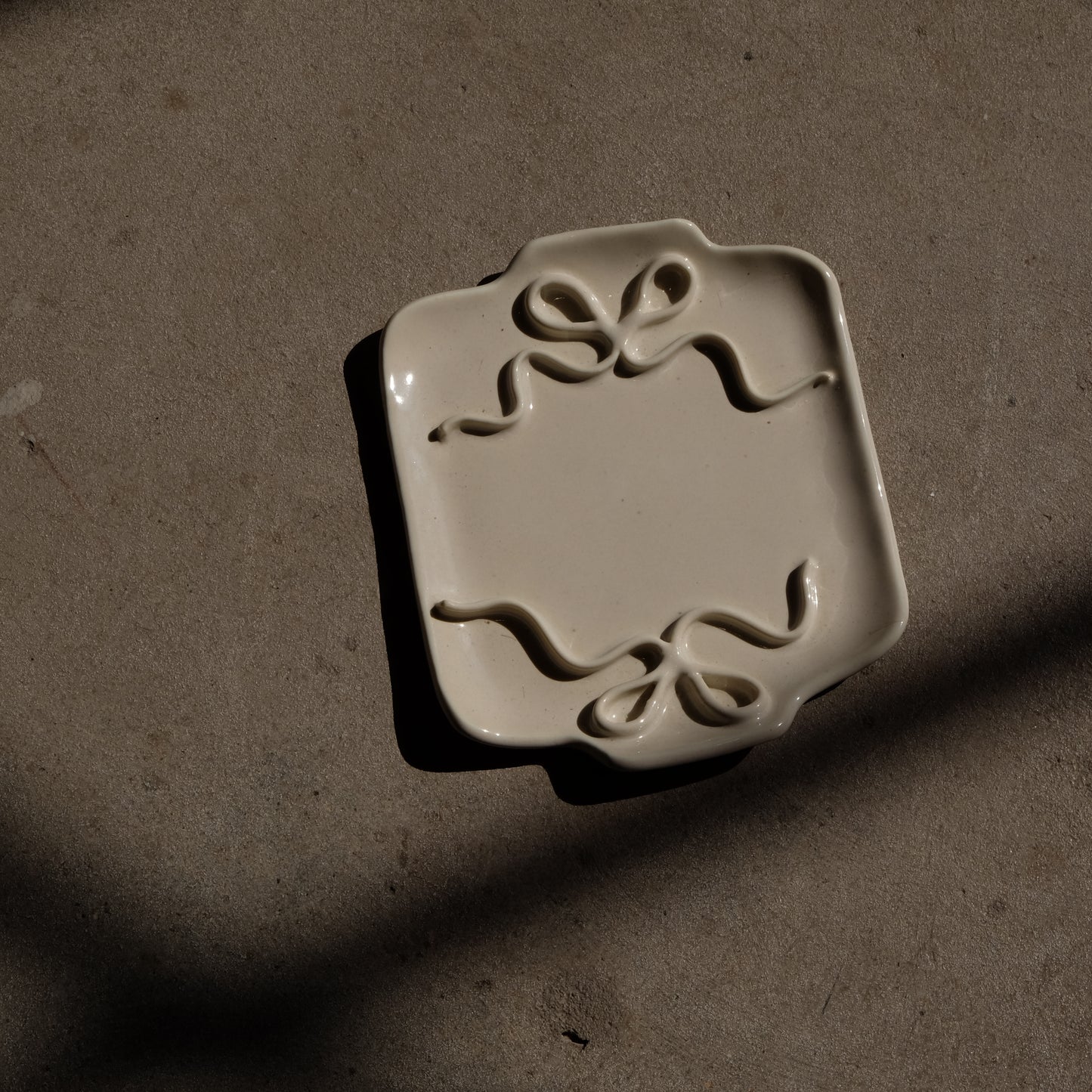 Ribbon Plate