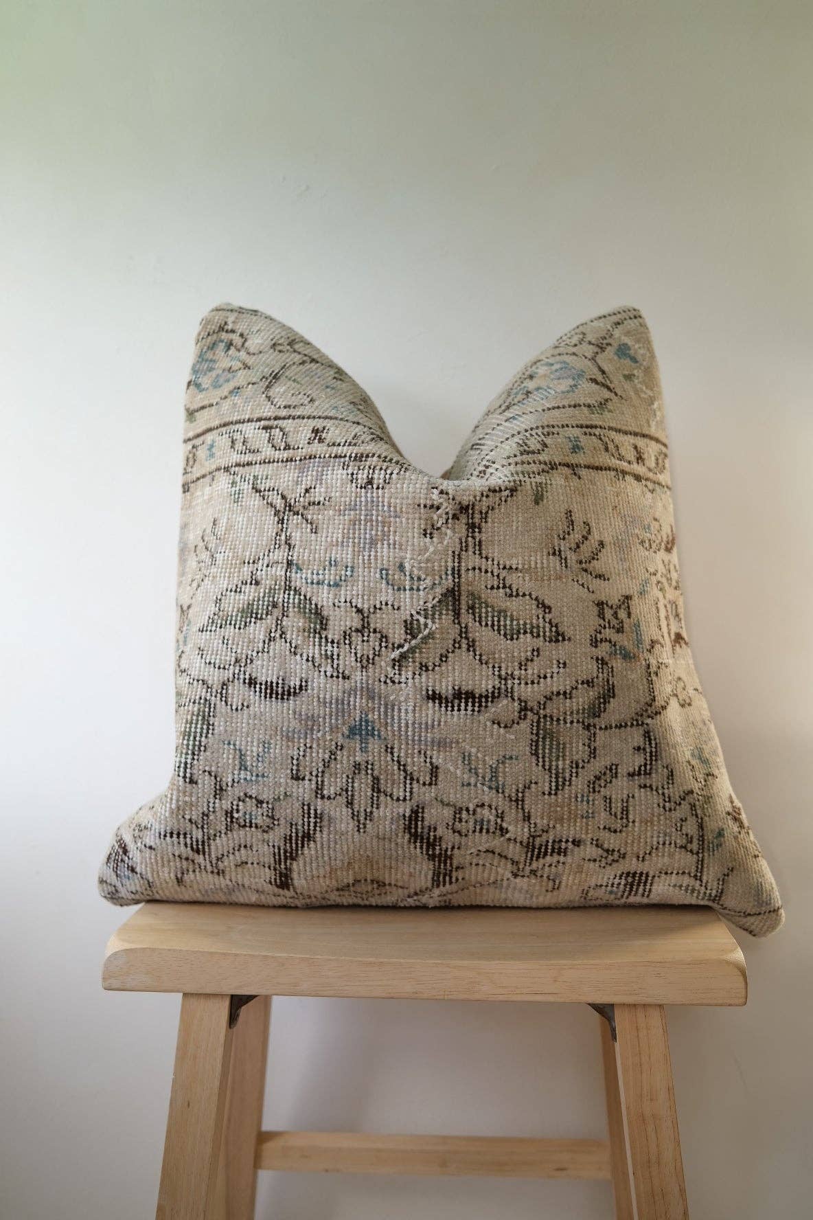 Charlie Turkish Pillow Var.1: 20x20