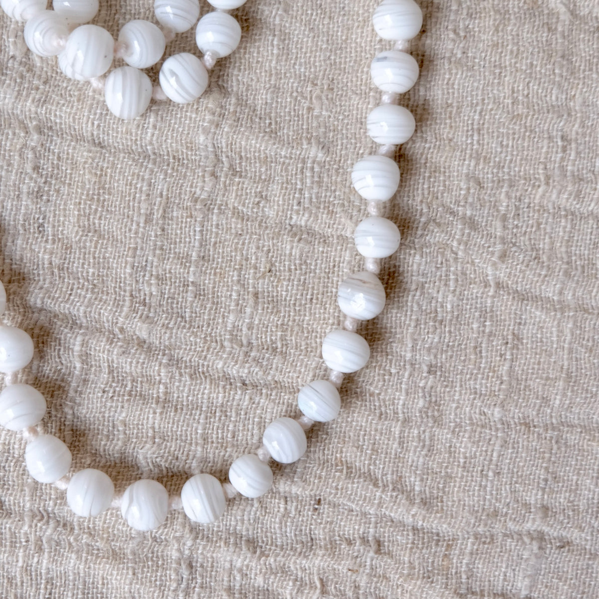 White Marbled Beaded Necklace | Vintage